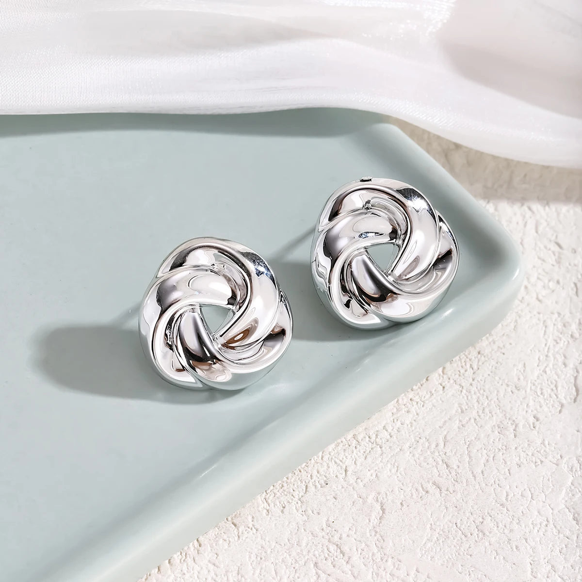 Klassische gedrehte Gold-Ohrringe